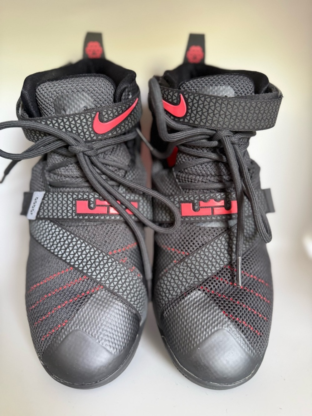 Nike LeBron Unisex Youth Basketball Shoes Gray Red Size 6Y